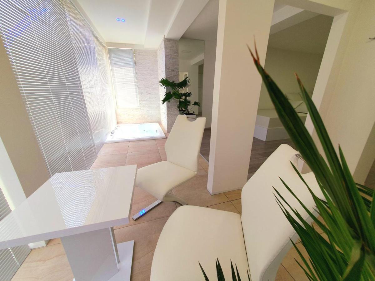 Penthouse Jacuzzi & Pool Apartmants Opatija Bagian luar foto